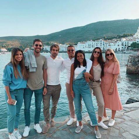 Julia Vigas and Thiago Alcantara with their friends.